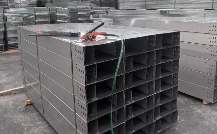 金昌槽式桥架全封闭设计，防尘防干扰，常用于精密仪器区域！